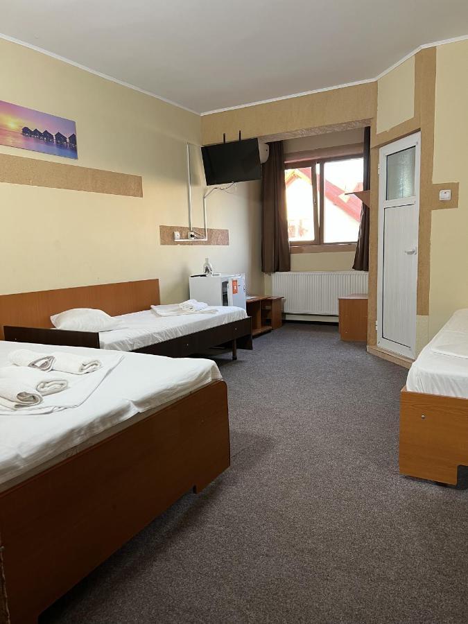 Hotel Monte Carlo Πιτέστι Εξωτερικό φωτογραφία