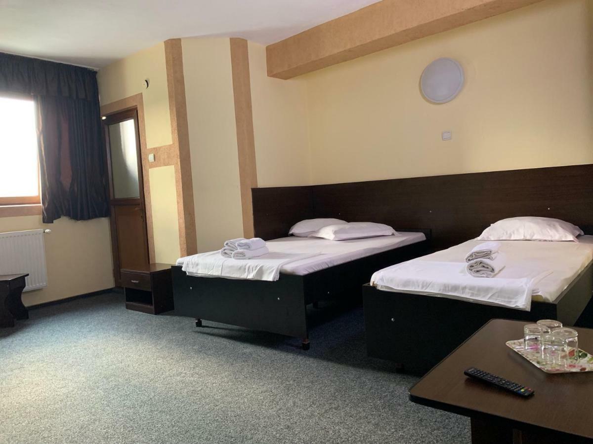 Hotel Monte Carlo Πιτέστι Εξωτερικό φωτογραφία